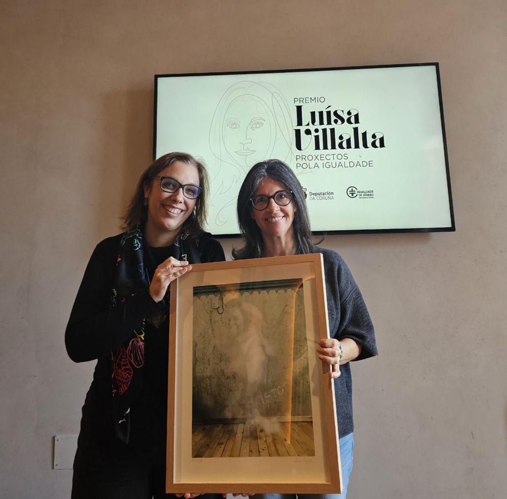 Eliana Martíns e Sonia Vizoso, coa obra 'Isto', de Xurxo Gómez-Chao que acompaña o galardón.
