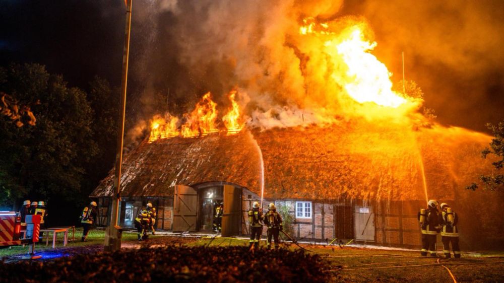 Großfeuer zerstört historische Gebäude im Museumsdorf Unewatt in Langballig