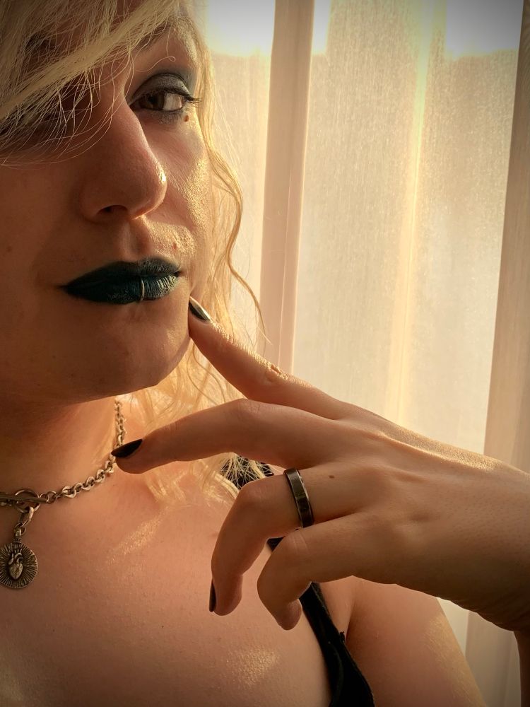 gwen closeup oooooo look at the lipstick and not at my skin ooooooo nice lipstick