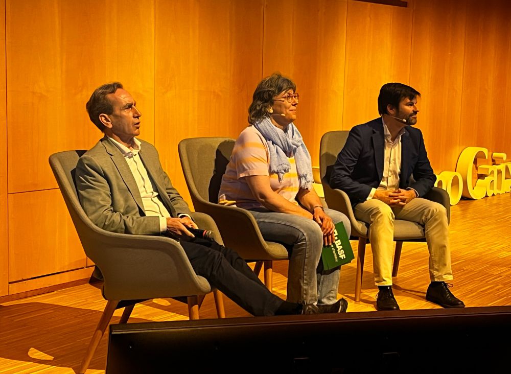 D'esquerra a dreta: Valentí Farràs, director de CosmoCaixa, Daniela Brunsó, BASF i Juan Fran Sangüesa, director dels Centres Científics i Tecnològics de la Universitat de Barcelona (CCiTUB).