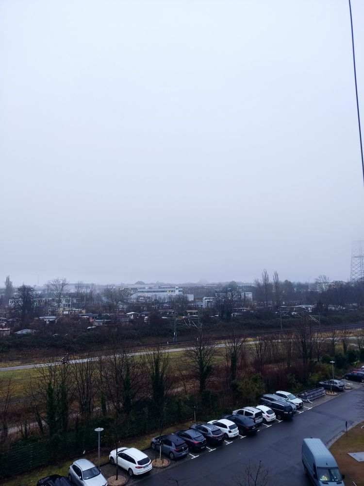 Blick auf das Völkerschlachtdenkmal in Leipzig, was aber komplett im Nebel verhüllt ist.