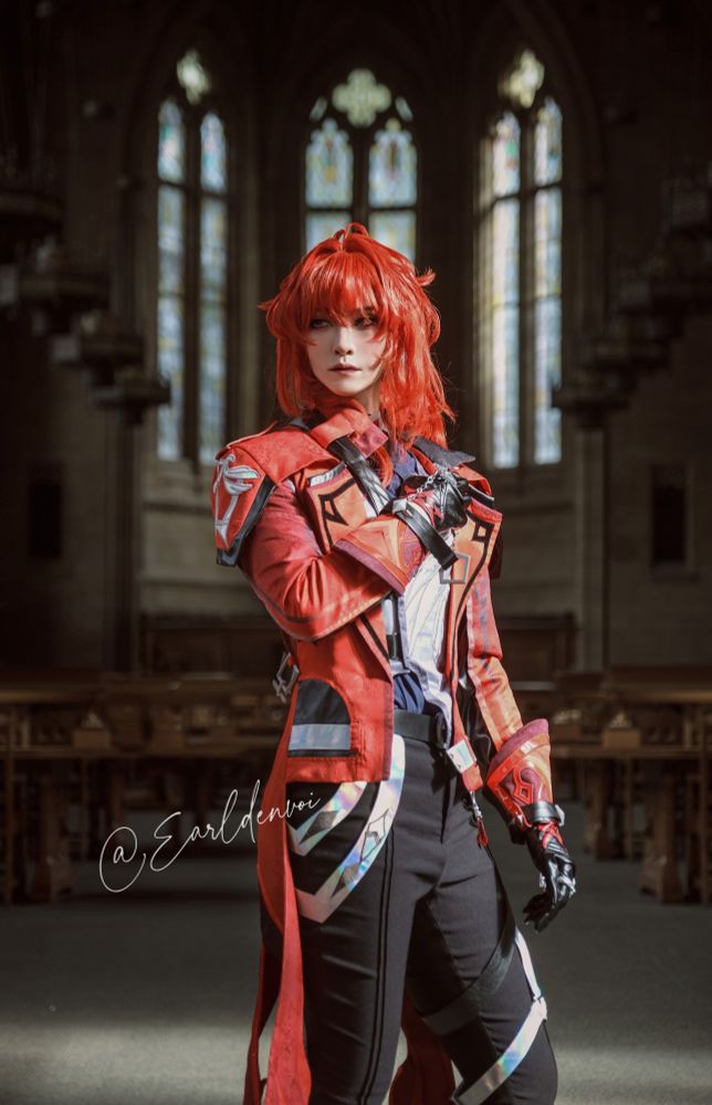 Earldenvoi cosplays Diluc at the Suzzallo Library