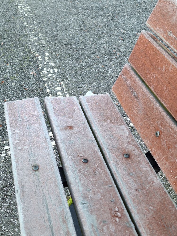 Eng: bench end that has frost cover.


Fi: penkin pää missä on kuurakerros.