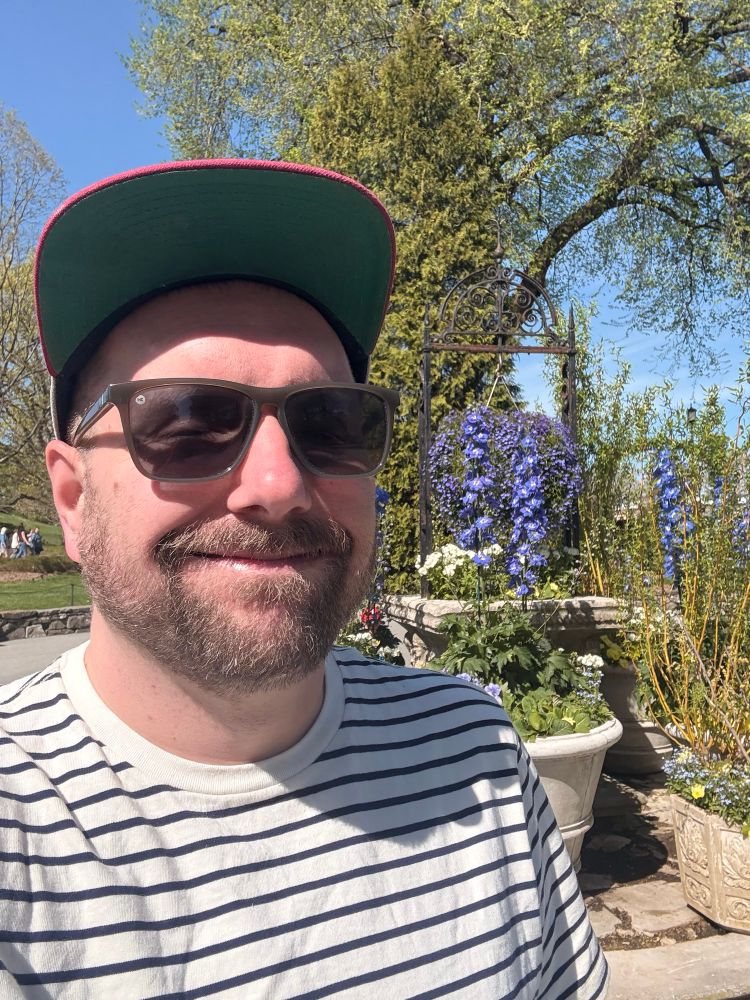 A fool in a Phillies cap