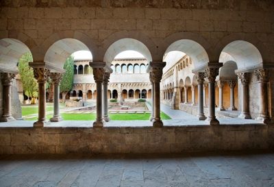 Foto del claustre del monestir.