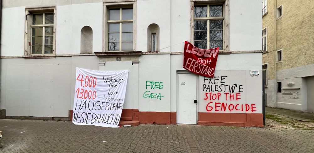 Dieselbe Fassade mit Slogans beschmiert 