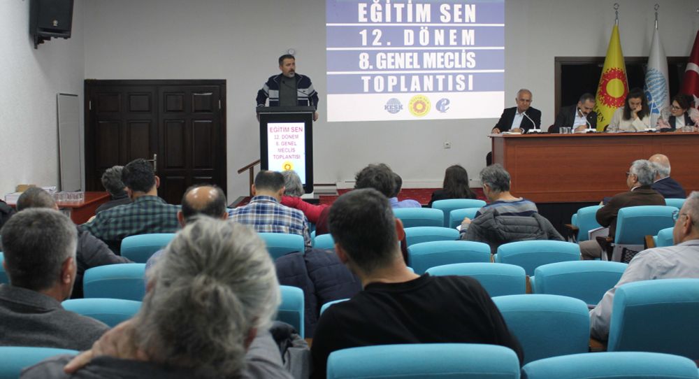 Eğitim Sen Genel Örgütlenme Sekreteri İzzet İldeş, kürsüde konuşma yapıyor. 