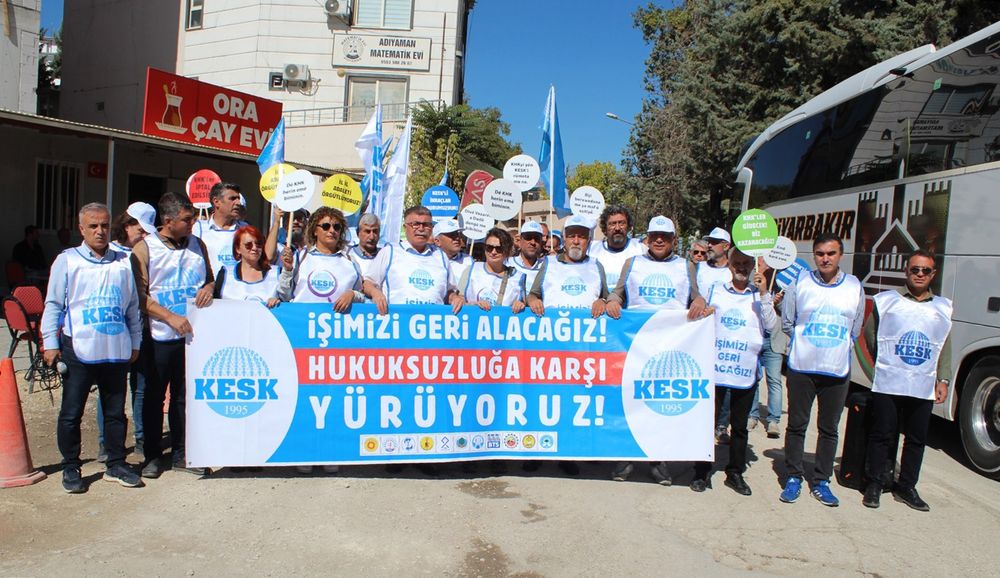 KESK'li İhraçlar Yürüyor yürüyüş kolundan bir fotoğraf.