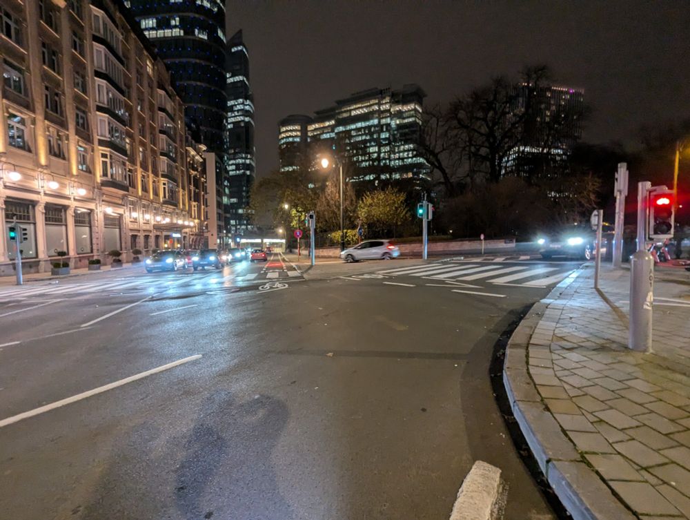 Carrefour avec feux de signalisation pour cyclistes et piétons 