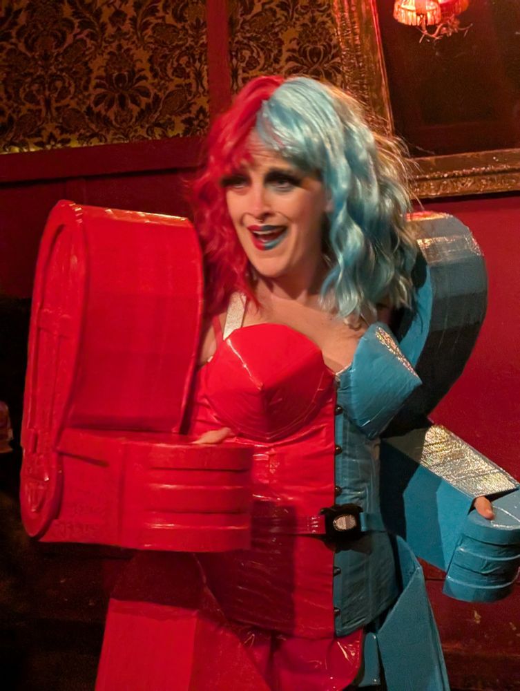 Lola Minx bringing back her Rock Em Sock Em Robot performance from the first Beep Boop