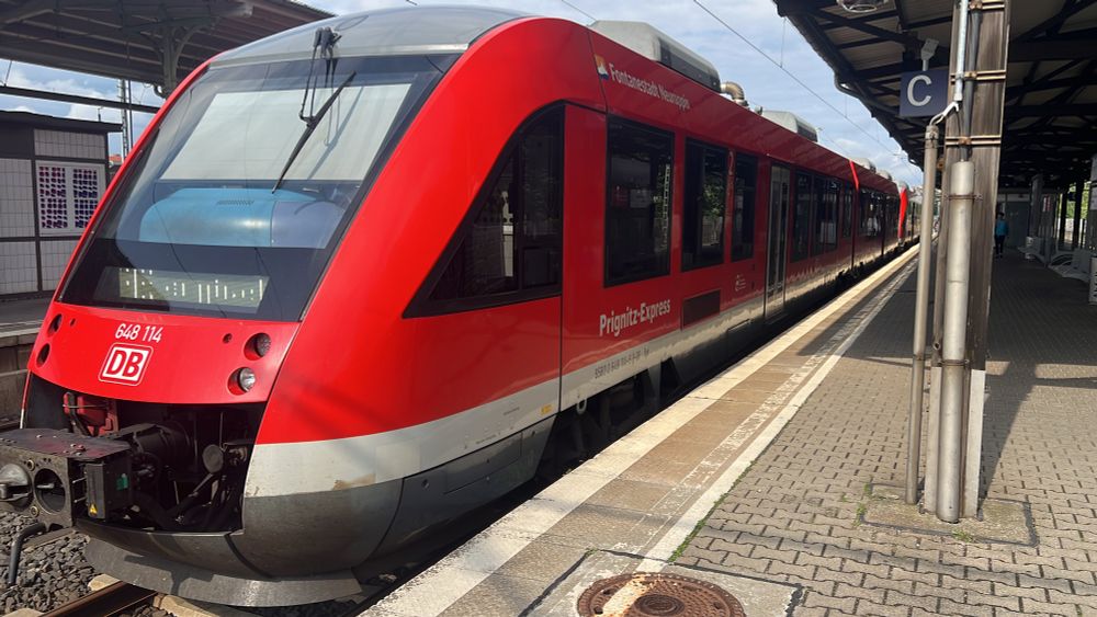Ein roter Triebzug doppelt in Berlin Charlottenburg, vorne zu sehen Tz 648 114 mit Namen „Fontanestadt Neuruppin“