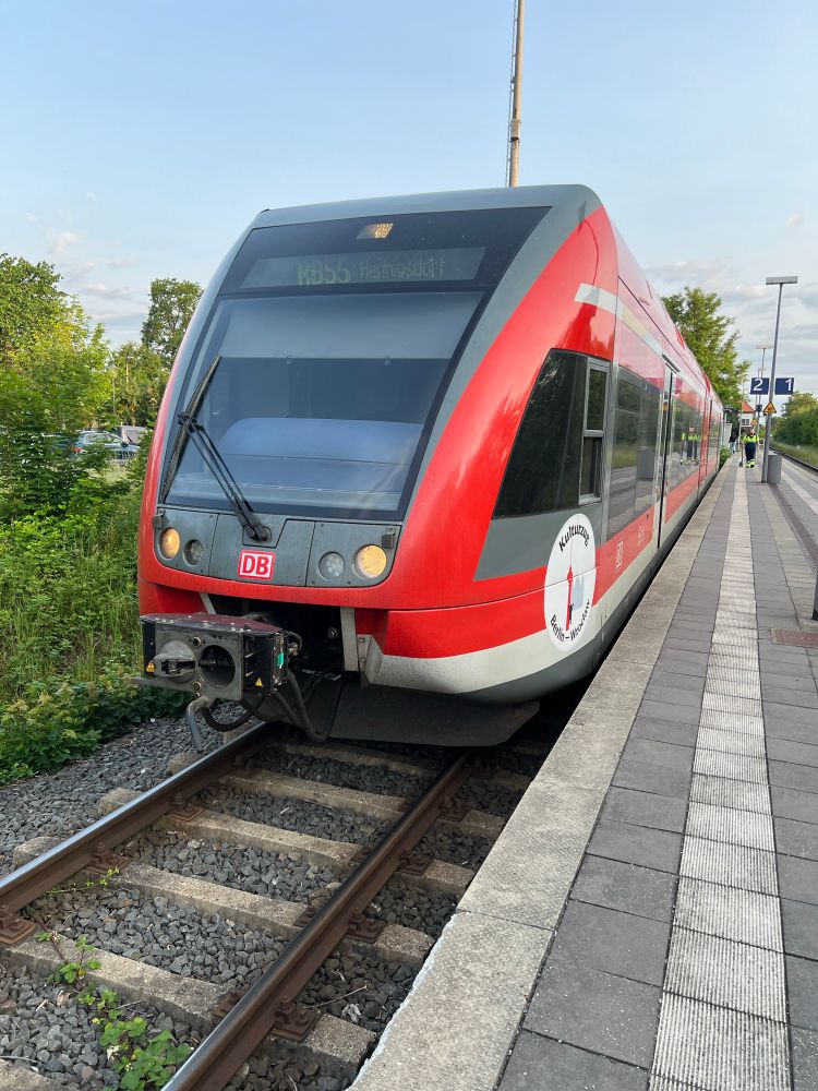 Ein GTW (rot) der DBRegioNordost, gebaut von der Firma Stadler, als RB55 in Kremmen zur Abfahrt 6:15 nach Hennigsdorf
