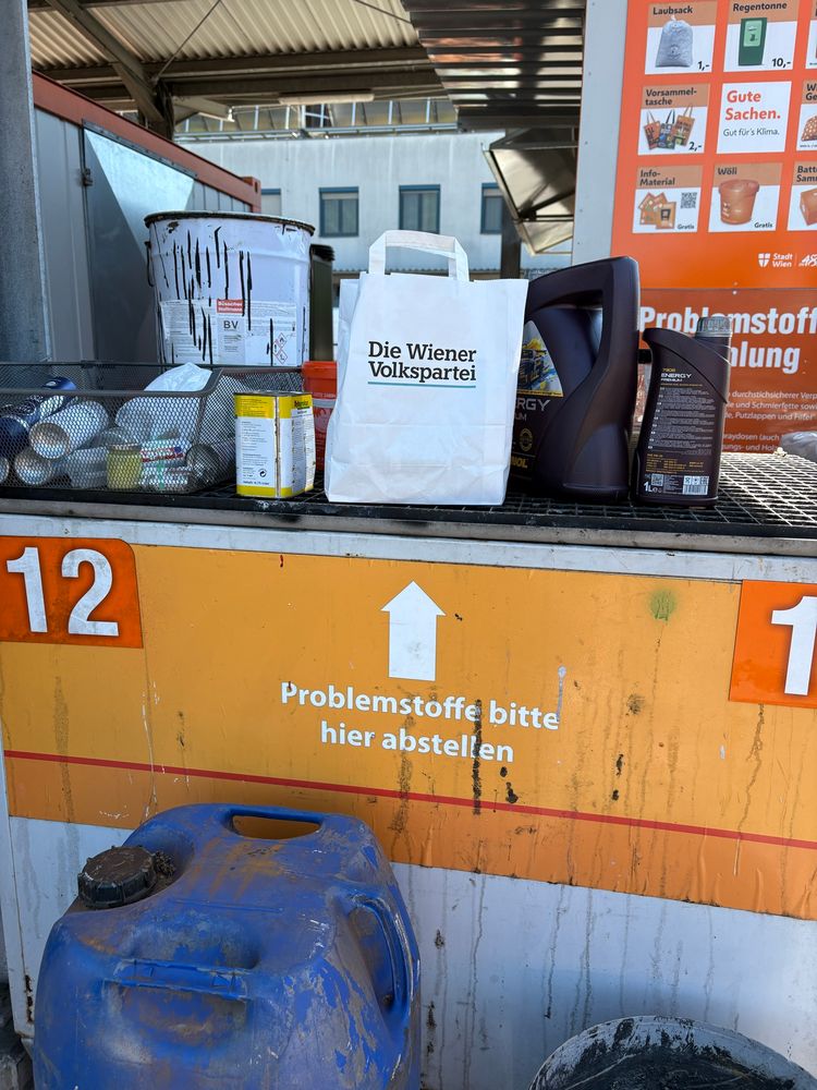 Ein Sackerl der ÖVP über dem Hinweis „Problemstoffe hier abstellen“