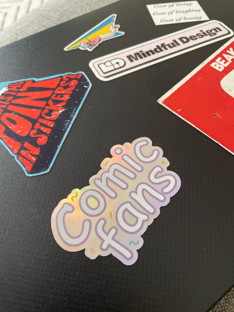 Picture of a “comic fans” sticker on a laptop case 