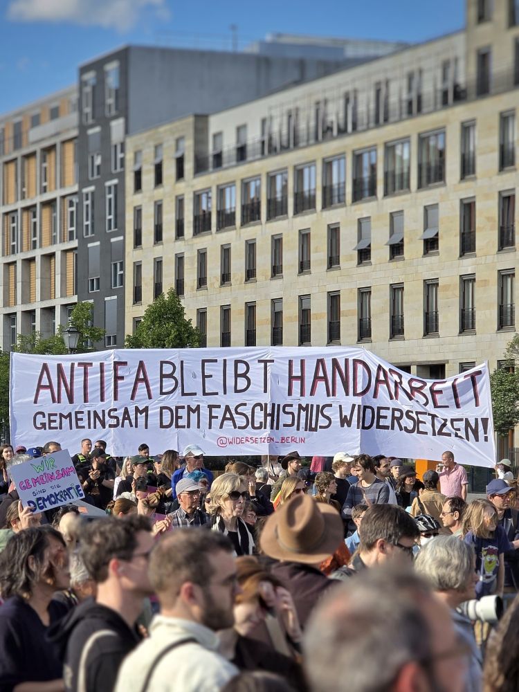 Antifa bleibt Handarbeit
Gemeinsam dem Faschismus widersetzen!

Demo-Plakat von "Widersetzen" auf der Berliner Demo für ein AfD-Verbot