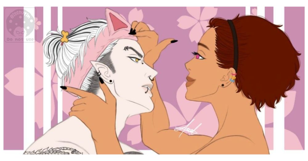 Na imagem (Em uma Versão mais antiga), um homem (Leviathan) de expressão dura encara com um misto de irritação e timidez. Seus cabelos brancos, presos por uma faixa rosa de gatinho e adornados com um prendedor em formato de ossinho amarelo, contrastam com a pele clara.

À sua frente, uma mulher (Mia) segura seu rosto com firmeza e delicadeza, aproximando-se com um sorriso confiante e olhar direto, como quem desafia e conquista ao mesmo tempo. Seus cabelos ruivos cacheados são emoldurados por uma tiara preta, e o brinco colorido na orelha acrescenta um toque descontraído. Ela ajeita a faixa do outro revelando uma mistura de provocação e carinho.