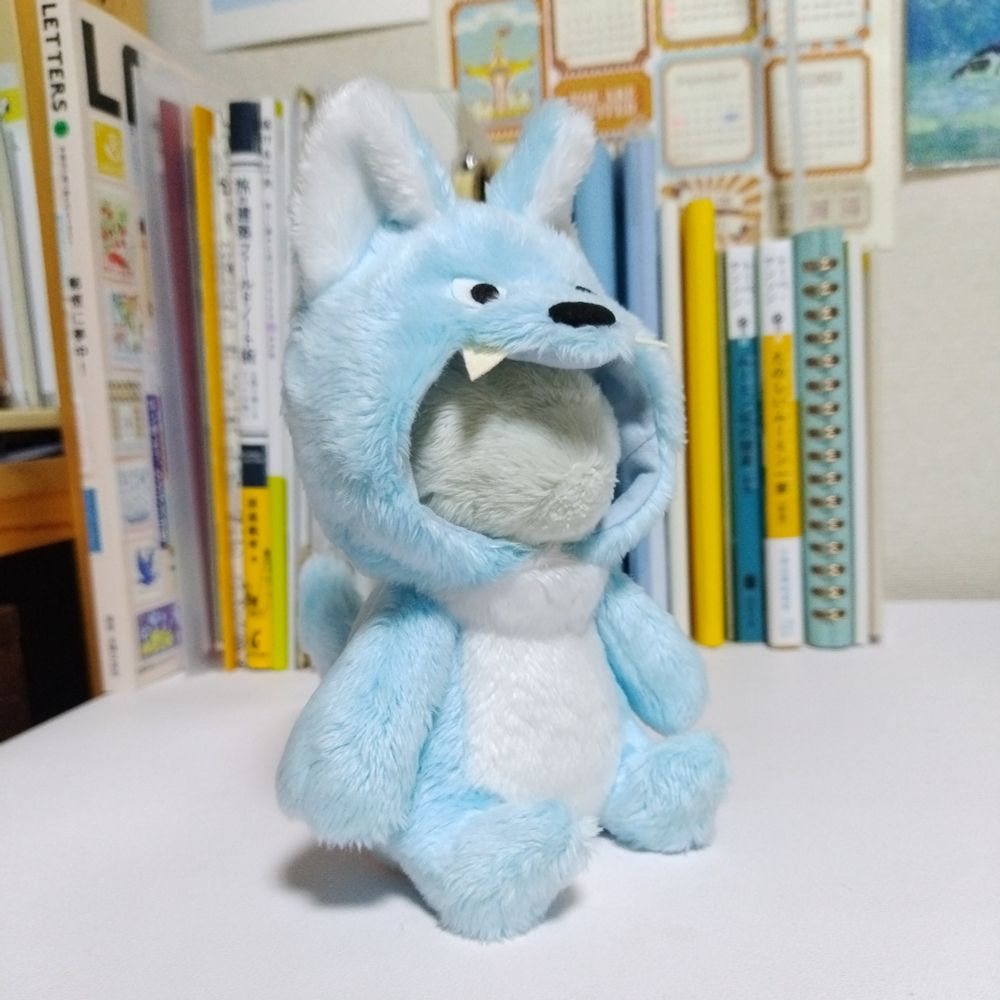 ソーダ色のオオカミのきぐるみを着た、クマのぬいぐるみ。クマにはまだ顔が無い、のっぺらぼう状態。
