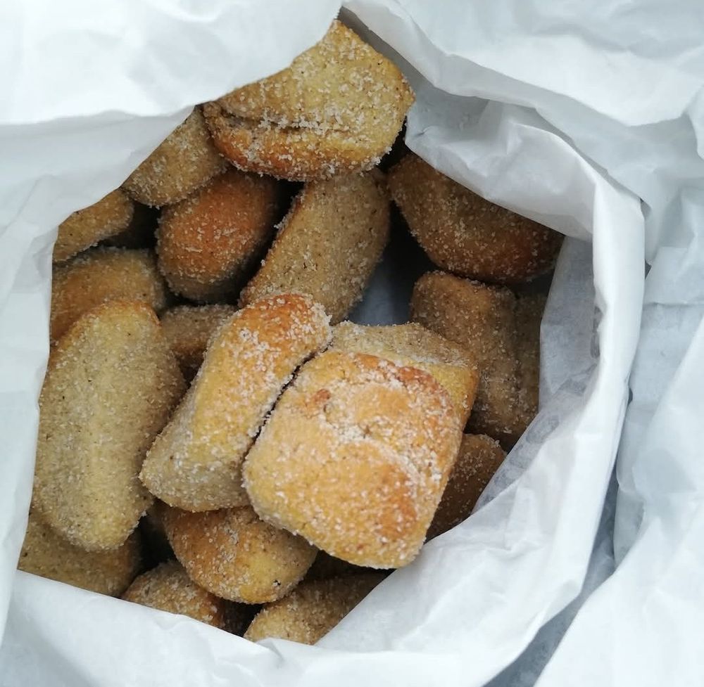 Pepernoten in een papieren zak. 