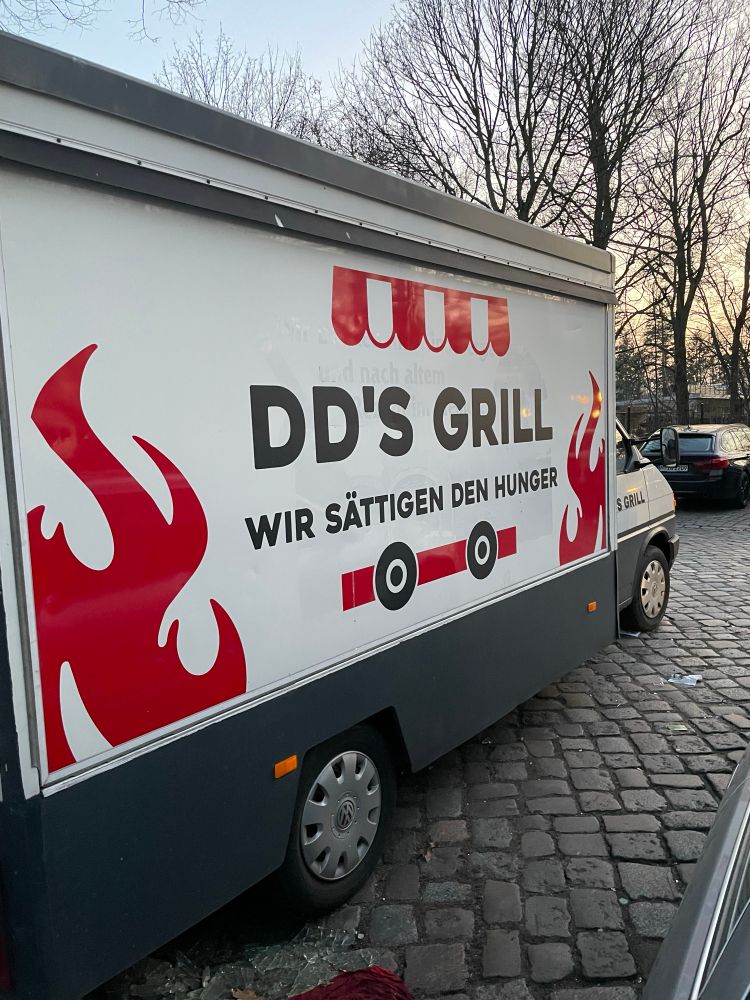 Lkw mit Aufschrift "DD's Grill - wir sättigen den Hunger"