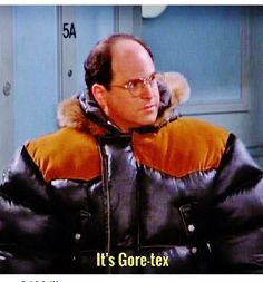 George Costanza aus Seinfeld mit seiner XXXXL Gore Tex Jacke