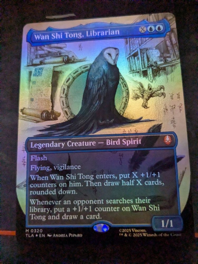 Copia foil en arte alternativo recién salida del sobre de la carta Wan Shi Tong, Librarian de la colección Avatar: The Last Airbender de Magic: The Gathering.