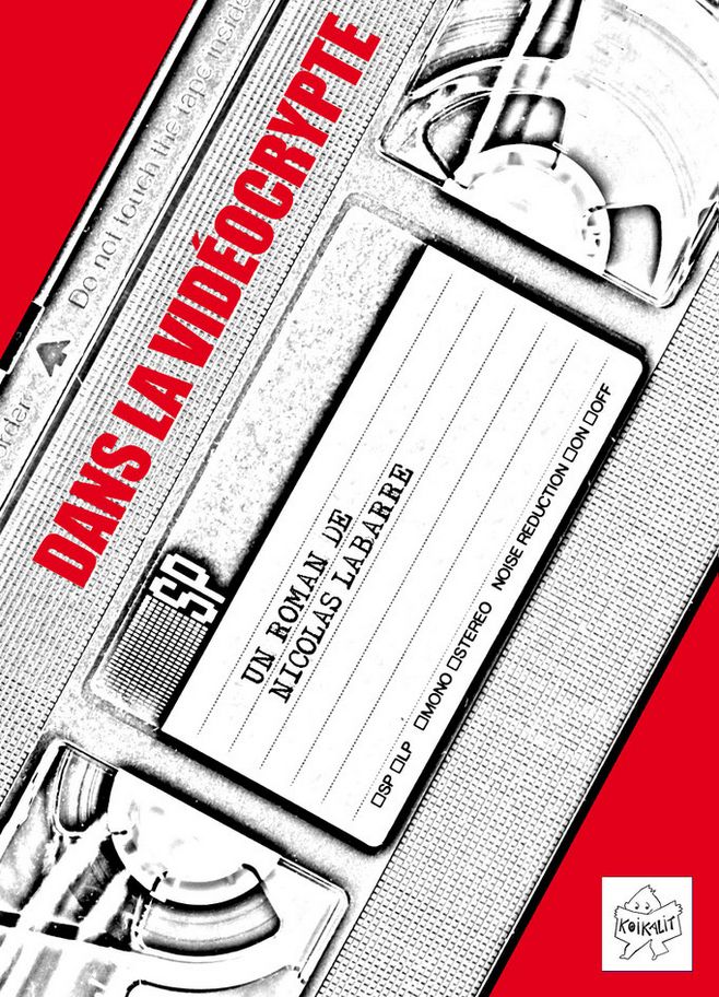 Couverture de Dans la vidéocrypte - cassette noir et blanc sur fond rouge vif