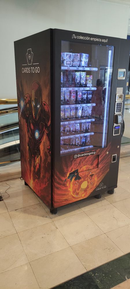 Foto de una máquina expendedora de cajas y sobres de cartas coleccionables de deportes, Pokémon, Marvel, etc.
