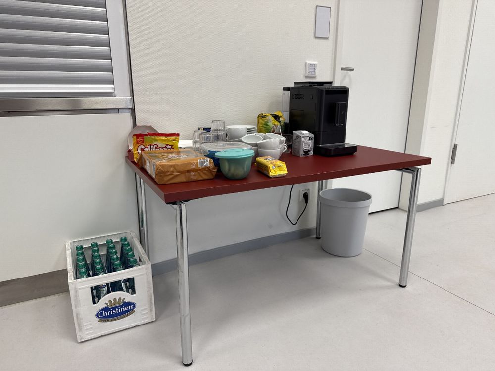 Kaffeemaschine, Kekse, süsskram