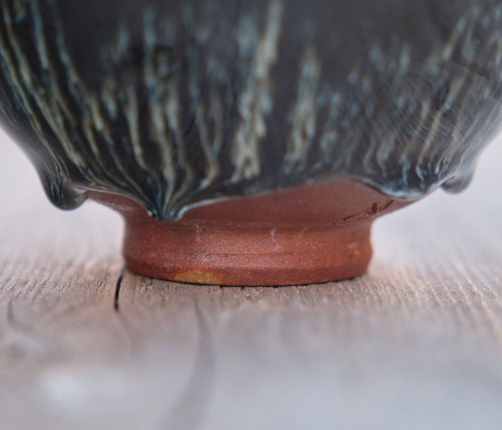 Foot detail of chawan. Yummy glaze drips.