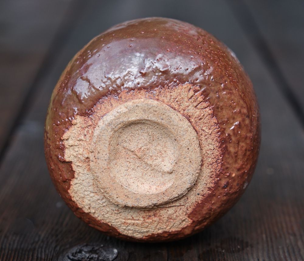 Foot of teabowl. Sandy clay creates a rough texture when trimmed.