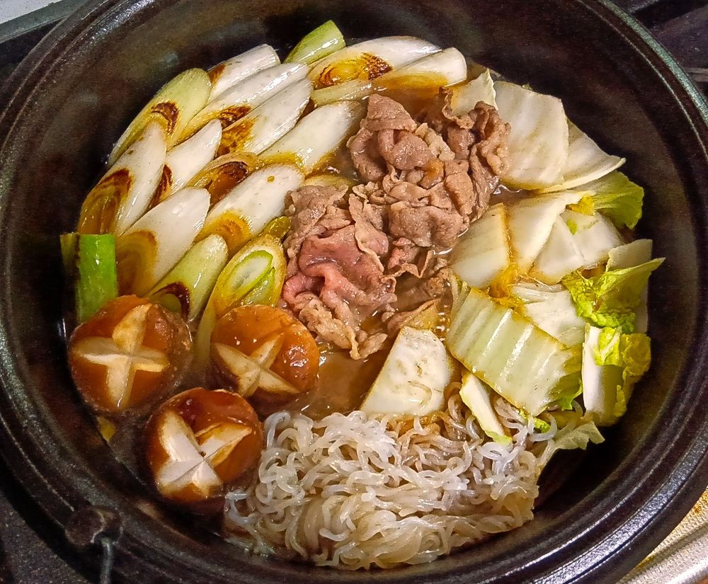 すき焼き鍋で具を煮ているところ
お肉、葱、白菜、しらたき、椎茸など