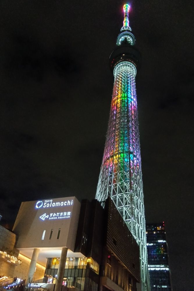 虹色にライトアップされたスカイツリー（17時頃）