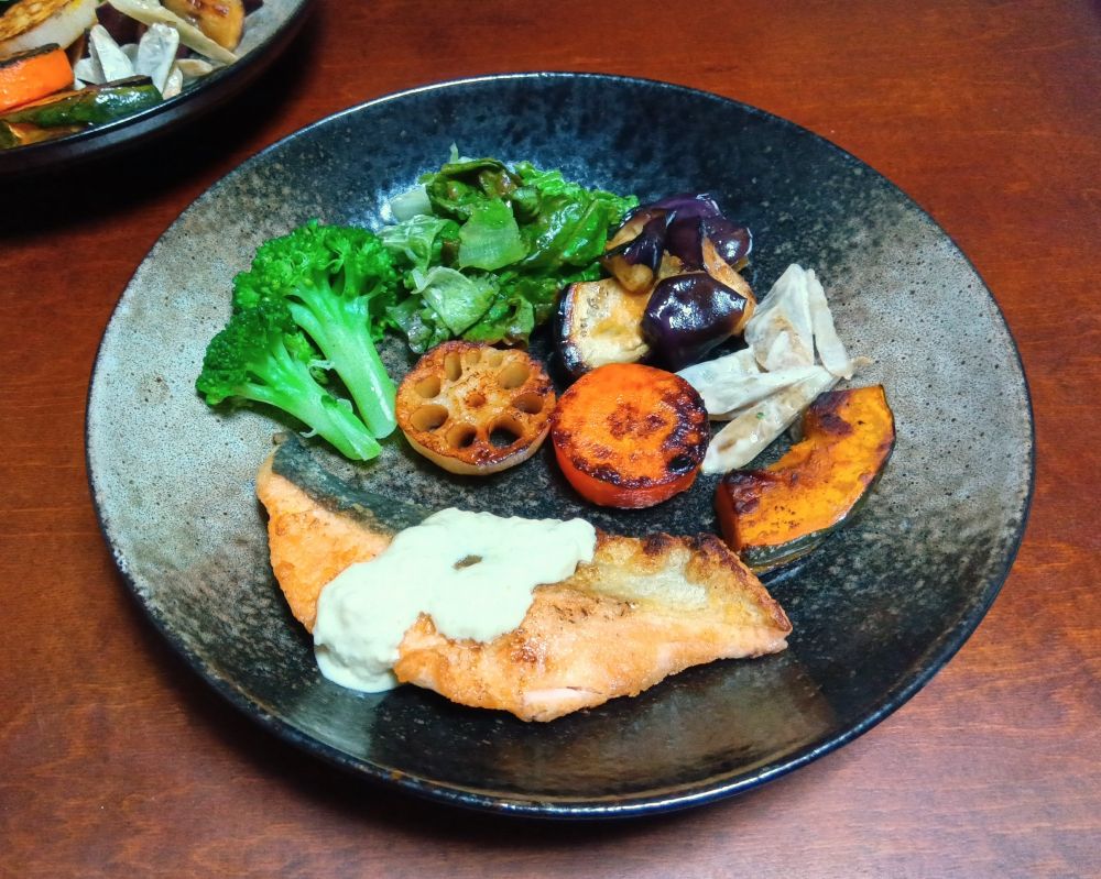 鮭のムニエル、アイオリソースがけ
焼き野菜いろいろ、サラダ