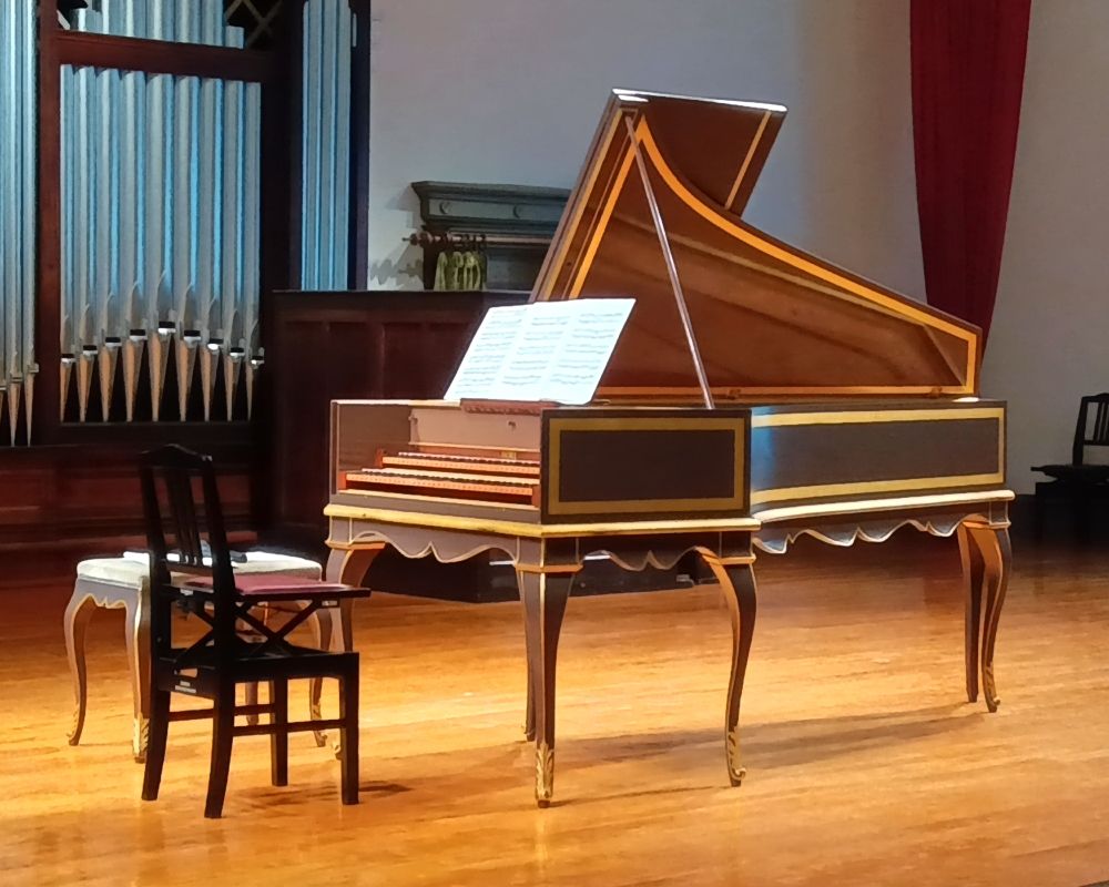 ステージ中央に置かれたチェンバロ