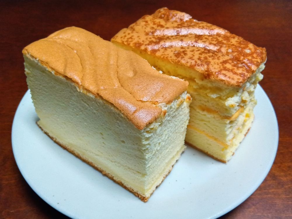 お皿にのせた台湾カステラ
プレーンはきめ細かいふわふわ生地のカステラ
チーズはカステラ生地が３段になっていて間にチーズの層が挟まっている