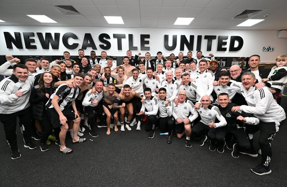 Team photo in the changing rooms after the 4-1 win against Man U