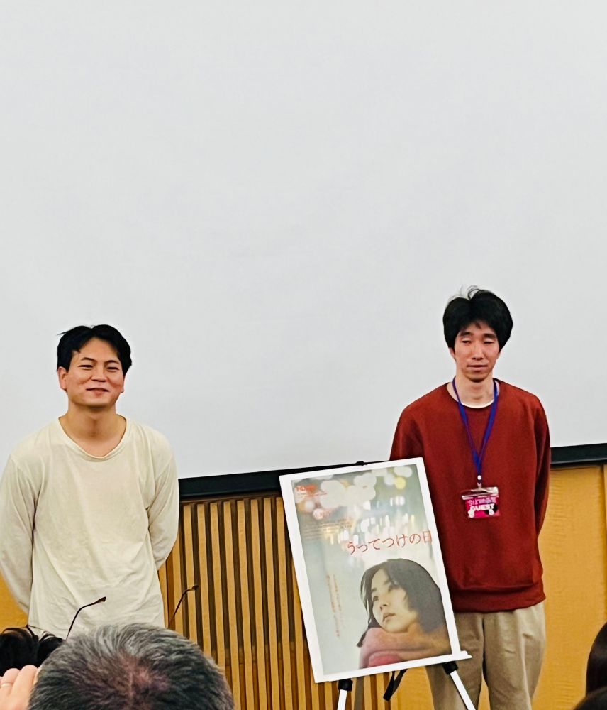 アフタートーク後のフォトセッションより。左から岩崎監督、寺西涼さん