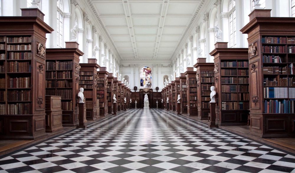 The Wren Library, Trinity College Cambridge, designed by Sir Christopher Wren in 1676, completed in 1695; interior with distinctive limewood carvings by ‘The King’s Carver’ Grinling Gibbons, acclaimed Dutch sculptor who died in London #OTD 1721.
@trincolllibcam.bsky.social