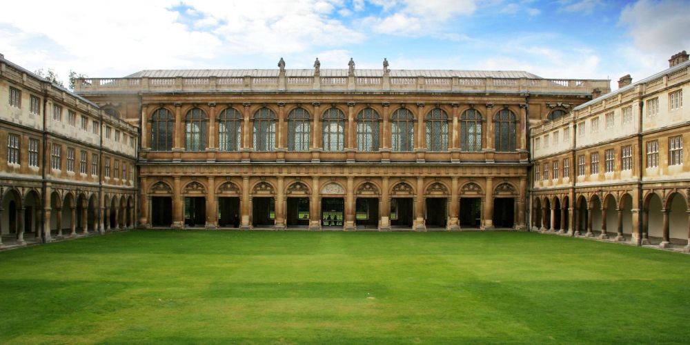 The Wren Library, Trinity College Cambridge, designed by Sir Christopher Wren in 1676, completed in 1695; interior with distinctive limewood carvings by ‘The King’s Carver’ Grinling Gibbons, acclaimed Dutch sculptor who died in London #OTD 1721.
@trincolllibcam.bsky.social