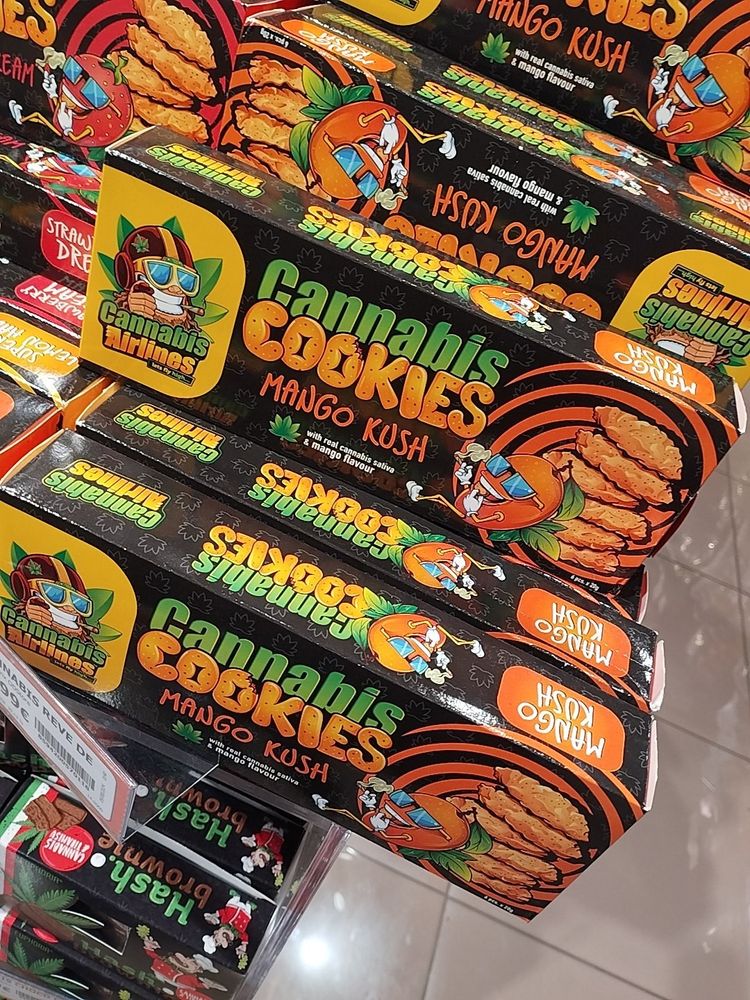 Photo d'une boîte de gâteaux à la beuh
