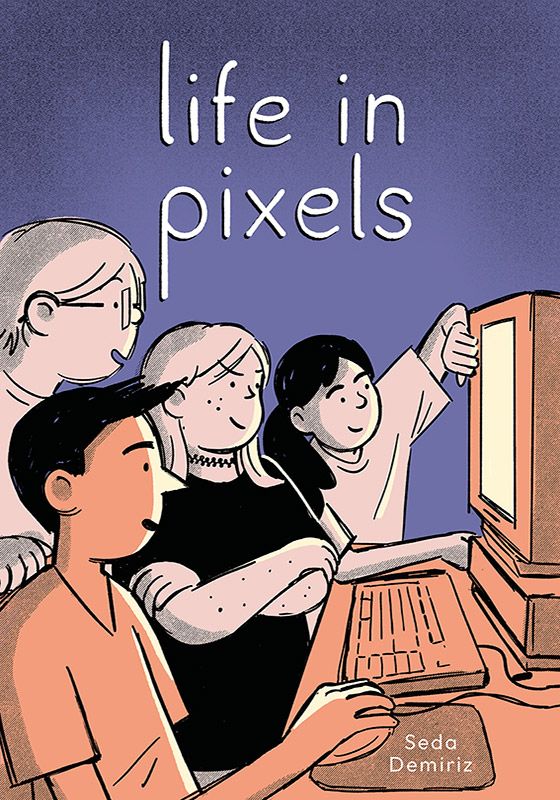 Vier Freunde, Mädchen und Jungen, sitzen vor einem Computerbildschirm und gucken amüsiert bis gespannt.