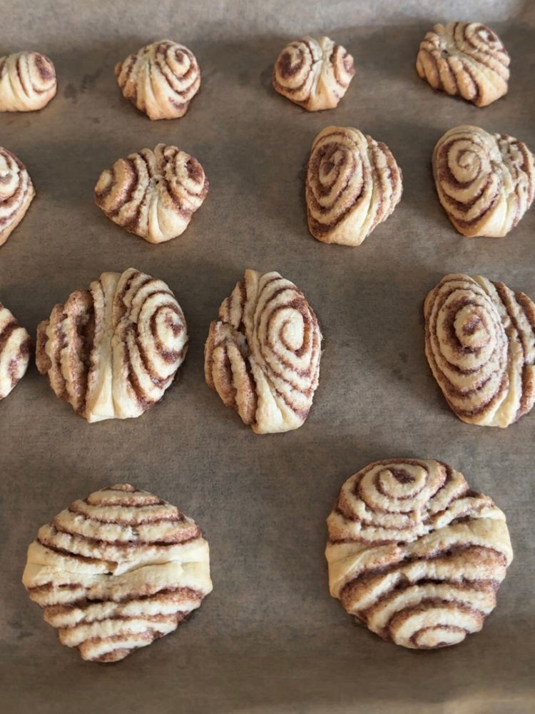 plätzchen die aussehen wie franzbrötchen liegen auf backpapier