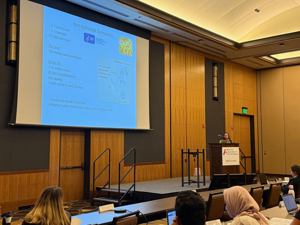 Dr. Manuela Raffatellu presents lecture on "Immunity to Bacterial Pathogens" to conference room of AAI Introductory Course in Immunology attendees. 