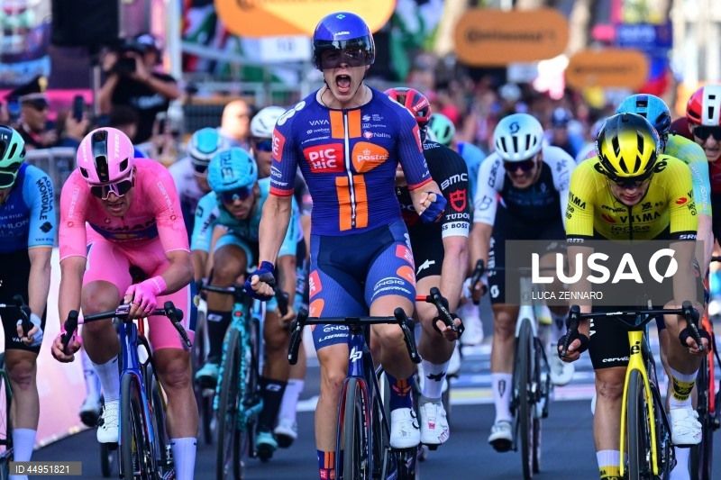 Giro: Casper van Uden estreia-se a vencer em grandes Voltas impondo-se em Lecce