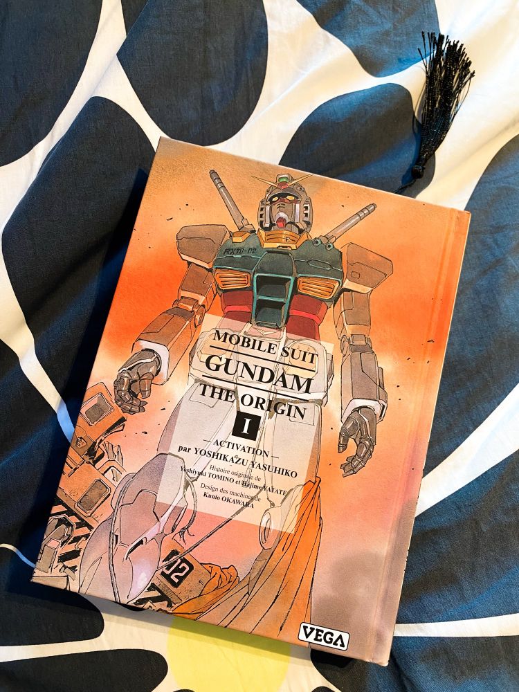 Photo of the first volume of the french pub of Mobile Suit Gundam The Origin