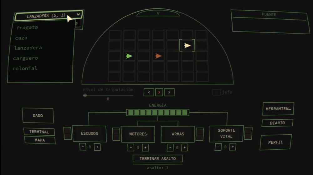 Tablero de combate naval de Astracordis. Izquierda: selector de tipo de nave. Centro: tablero con tres naves en distintas posiciones. Derecha: puente de mando (sin información visible). Abajo: herramientas y sistema de reparto de energía.