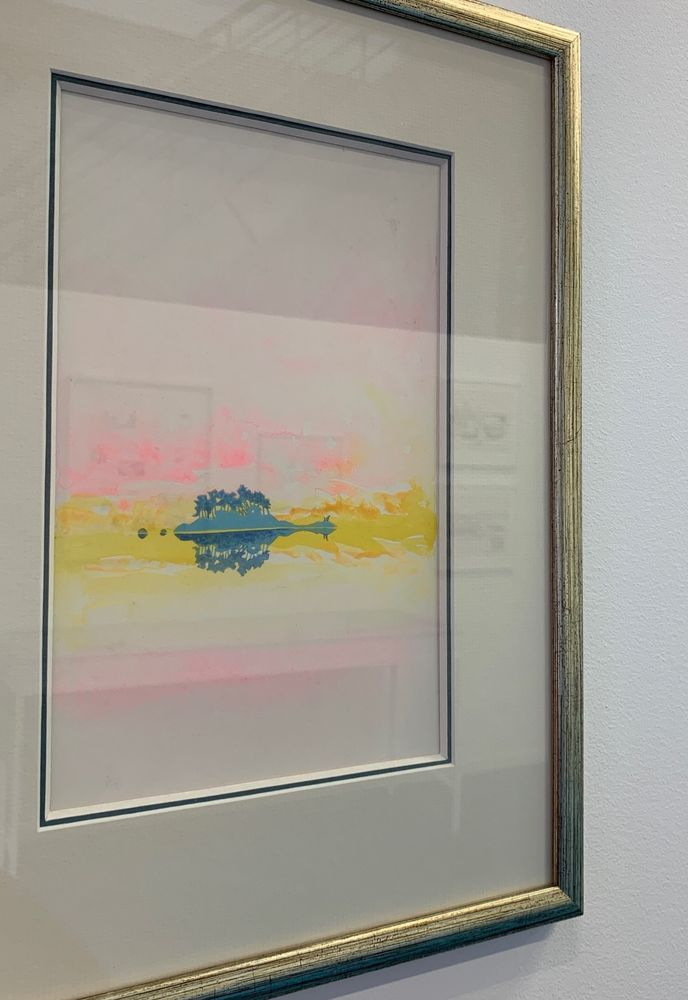 Une peinture très lumineuse (presque fluo) jaune bleue et rose représentant une petite ile