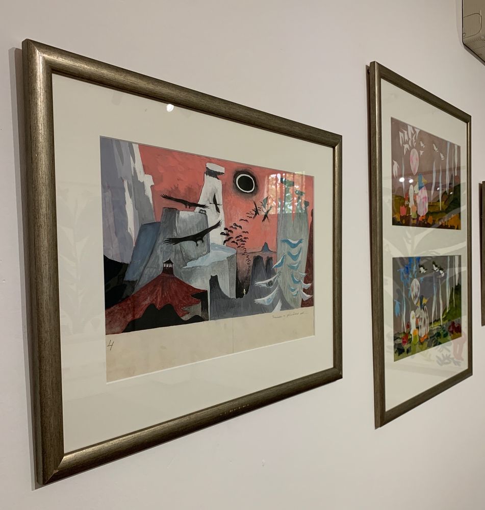 Deux illustrations que l’on devine au mur, peintures de Tove Jansson autour du Seigneur des Anneaux, on devine le Mordor sur la plus proche.