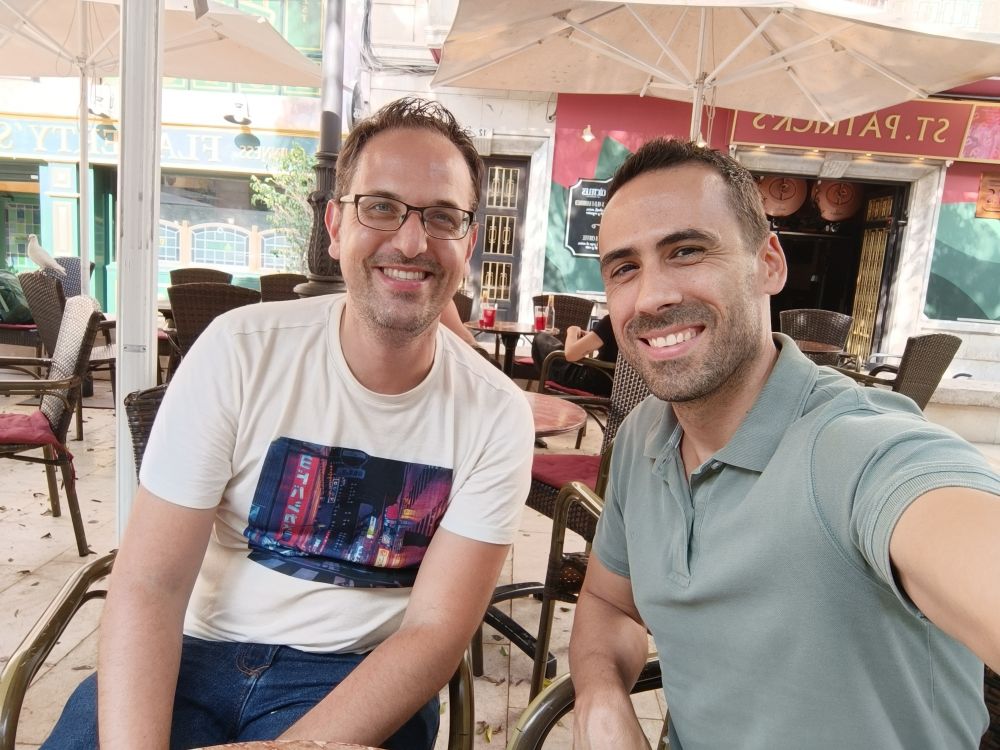 Qué crack eres Antonio Sala! 💪

Le sigo desde hace muchos años, hemos hablado por redes sociales, colaboró hace años en mi blog con un artículo para celebrar un aniversario, pero sobre todo detrás del gran profesional, mejor persona! 😊

Un placer compartir ayer una cerveza en Elche, descubrir tu ciudad y su palmeral que impresiona, y hablar de los futuros proyectos! 🙂

#copy #copywriter #redesSociales #networking #marketingdigital