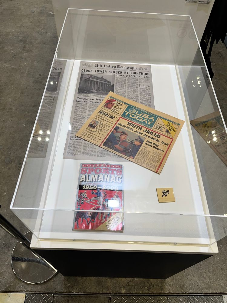 劇中で使われた新聞紙、スポーツ年表、マッチなのど小道具の展示